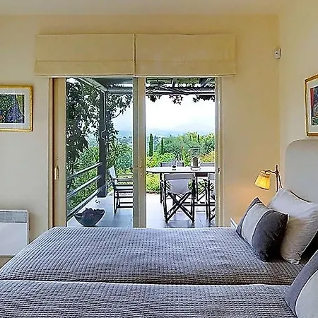 Sleeps 6 Pool Air Con